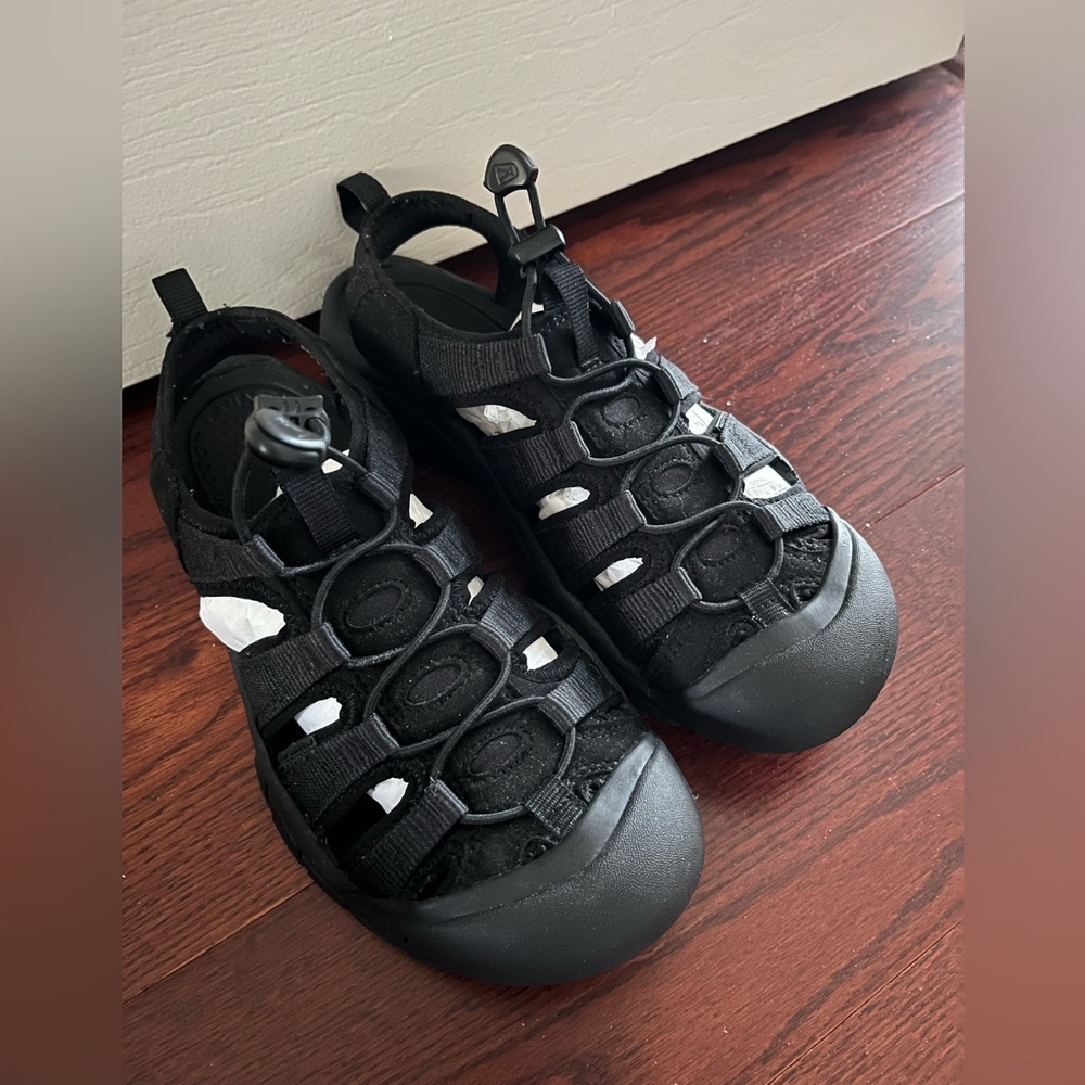 NWOT Keen all black adjustable sling back sandals